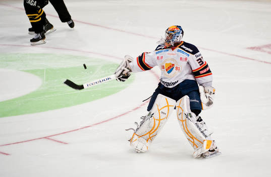 Mark Owuya, målvakt Djurgården slår iväg pucken i jubel