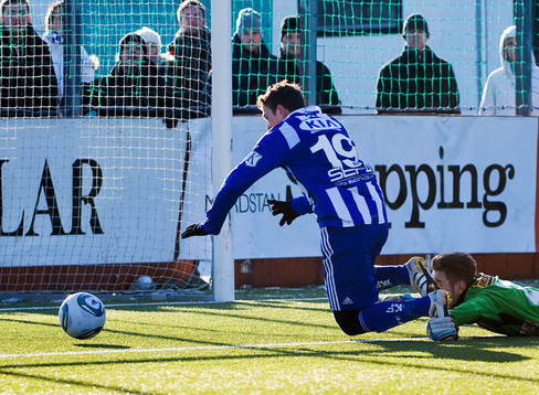 Hannes Stiller, IFK Göteborg, fälls av Landskronas