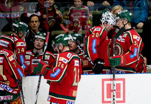 Joel Lundqvist gör 4-1 till Frölunda och gratuleras av