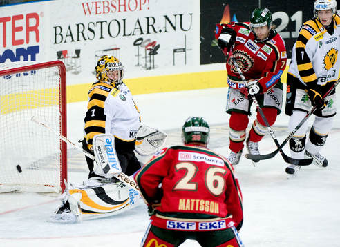 Joel Lundqvist, Frölunda, gör 4-1 bakom Andreas Hadelöv,
