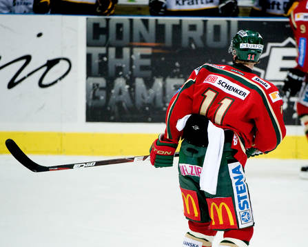 Per-Johan Axelsson, Frölunda, gör ett byte med handuken