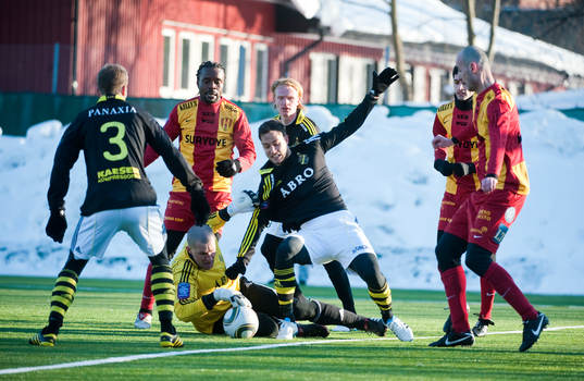 Ivan Turina, Målvakt AIK sliter sig till bollen