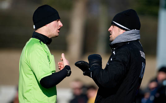Josep Clotet Ruiz, tränare Halmstad pratar med domare
