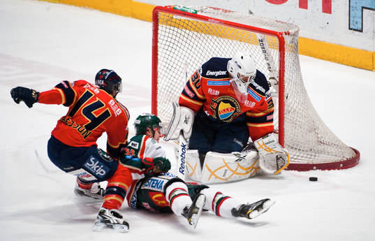 Nicklas Lasu, Frölunda trycks undan av Fredrik Claesson