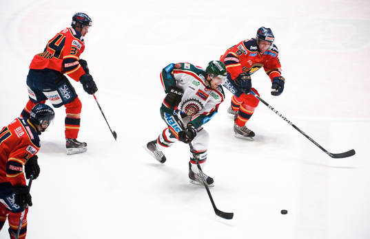 Joel Lundqvist, Frölunda anfaller på egen hand