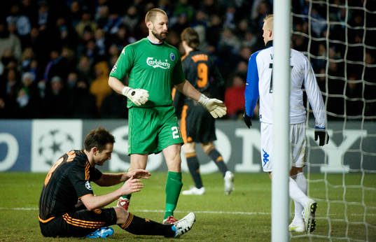 Johan Wiland, målvakt, Köpenhamn tackar Oscar Wendt,