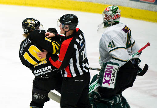 Richard Gynge, AIK, Tobias Björk, domare och Cristopher