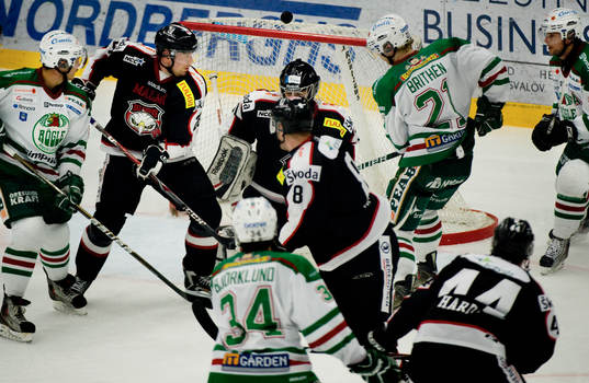 Pucken studsar precis över Markus Svenssons, Malmö målbur
