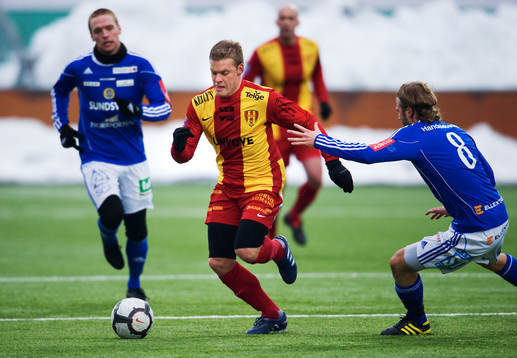 Johan Arneng, Syrianska, tar sig igenom Sundsvalls försvar