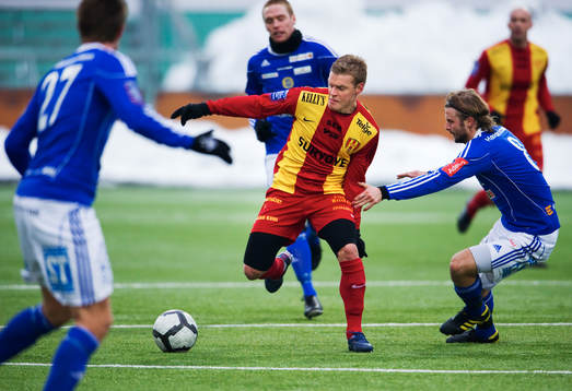 Johan Arneng, Syrianska, tar sig igenom Sundsvalls försvar