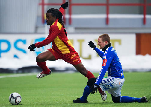 Peter Ijeh, Syrianska, undviker en tackling