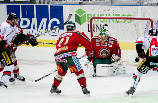 Joakim Lundström, målvakt Frölunda, räddar skott