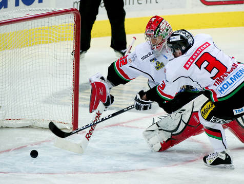 Tomi Kallio, Frölunda, gör 2-0 genom att pucken går på