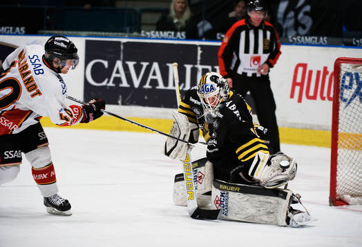 Pär Arlbrandt, Luleå, skjuter mot Viktor Fasth, målvakt,