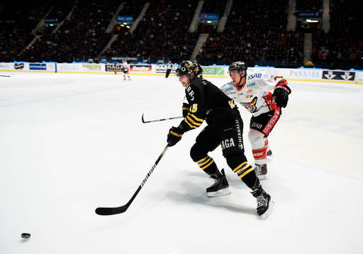 Johannes Salmonsson, AIK, trycker sig förbi Pierre