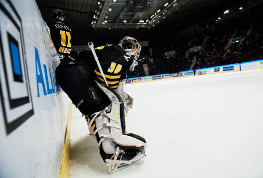 Viktor Fasth, målvakt, AIK, lutar sig mot sargen innan