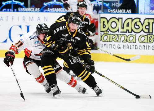 Simon Hjalmarsson, Luleå, försöker att ta pucken av