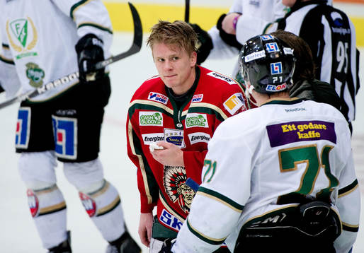 Nicklas Lasu, Frölunda, får en smäll av Christian