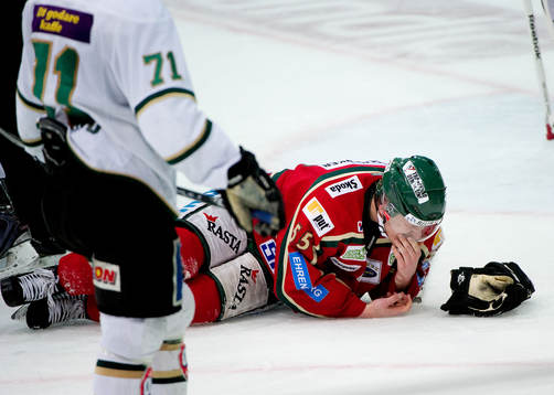 Nicklas Lasu, Frölunda, får en smäll av Christian