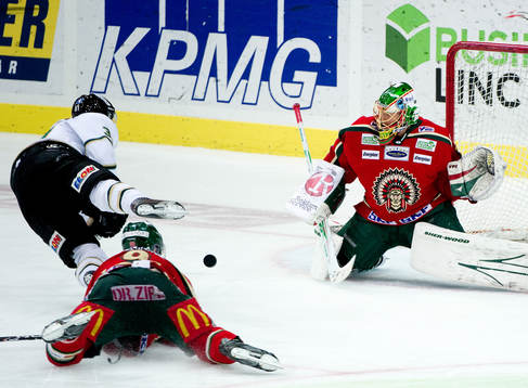 Tobias Wiklund, Frölunda, drar ner Dick Axelsson,