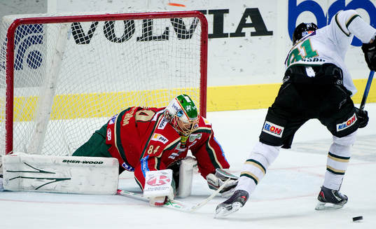 Joakim Lundström, målvakt Frölunda, räddar friläge