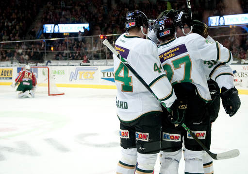 Dick Axelsson, Färjestad, gör 3-4, jubel