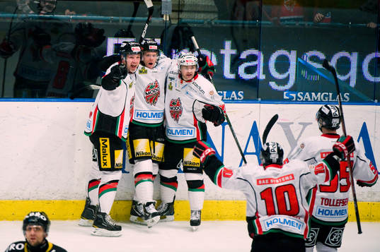 Nicklas Danielsson, Modo gratuleras