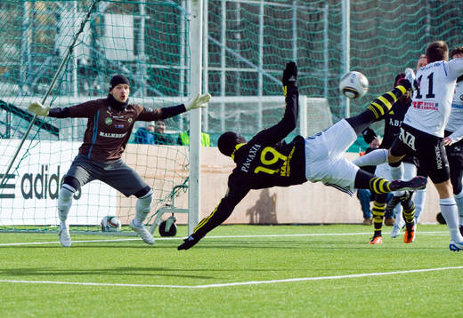 Teteh Bangura, AIK gör 1-0 på John Alvbåge, målvakt,
