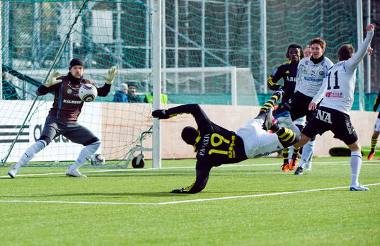 Teteh Bangura, AIK gör 1-0 på John Alvbåge, målvakt,