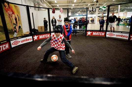 Fotboll i bur, man mot man
