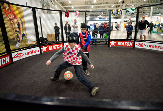 Fotboll i bur, man mot man