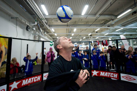 Panna, bolljonglering i bur: Björn Kjellbris