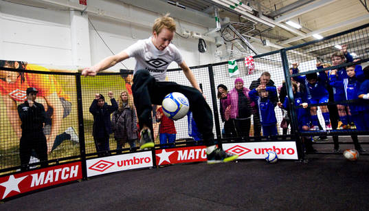 Panna, bolljonglering i bur: Emil Jylhänlahti