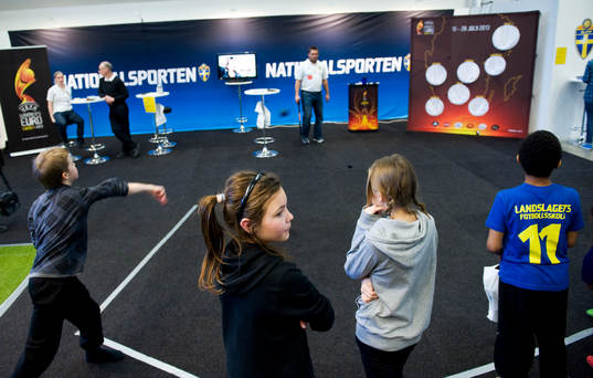 Bollkastartävling i Svenska Fotbollförbundets monter