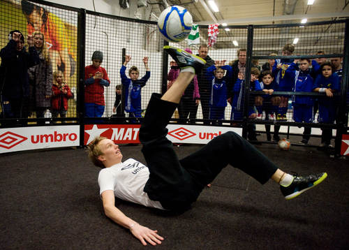 Panna, bolljonglering i bur: Emil Jylhänlahti