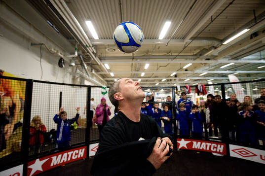Panna, bolljonglering i bur: Björn Kjellbris