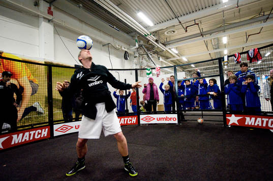 Panna, bolljonglering i bur: Björn Kjellbris