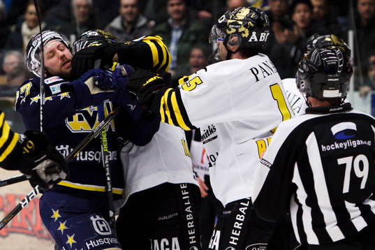 Per Ledin, HV71 i slagsmål med Ratislav Pavlikovsky, AIK