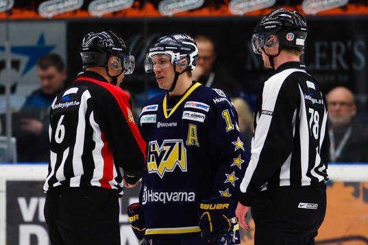 Andreas Falk, HV71 protesterar mot en utvisning som han