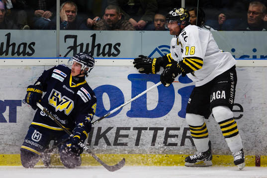 Adam Almqvist, HV71 och Kent McDonell, AIK