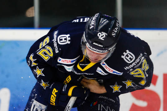Teemu Laine, HV71, i kraftiga smärtor