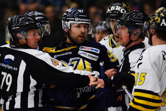 Domare delar på Per Ledin, HV71 och Ratislav Pavlikovsky,