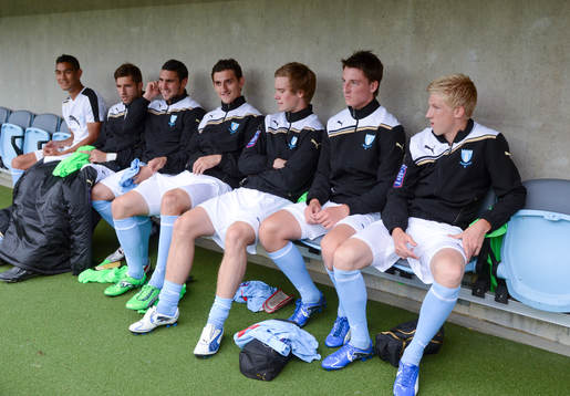 Unga killar på Malmös bänk innan matchen