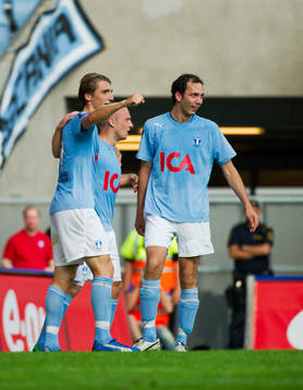 Daniel Larsson har gjort 2-0, jubel med Dardan Rexhepi och