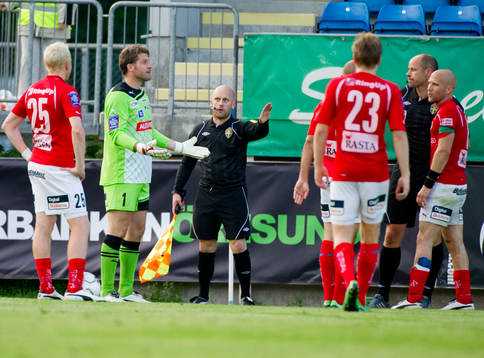 Petter Wastå, målvakt Kalmar fick rött sedan han dragit