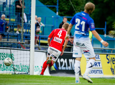 Erik Isralesson, Kalmar har gjort 1-0, Jubel. Depp av