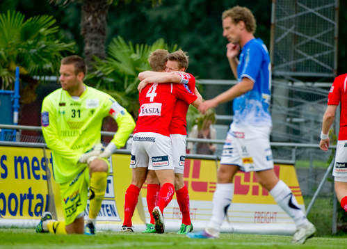 Erik Isralesson, Kalmar har gjort 1-0. Jubel. Depp av Vikor