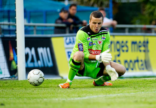 Zlatan Azinovic, målvakt Kalmar tappar en boll mellan