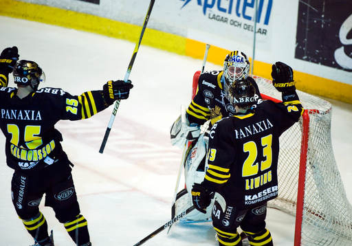 Viktor Fast, målvakt, AIK gratuleras