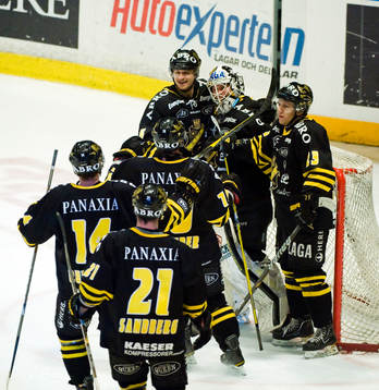 Viktor Fast, målvakt, AIK gratuleras
